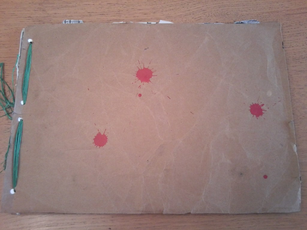 Couverture du carnet : les taches rouges évoquent le sang versé.